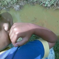 Warga Masih Berusaha Menampung Rembesan Air Parit